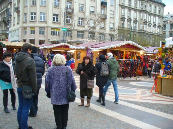 Nézelődés az adventi forgatagban