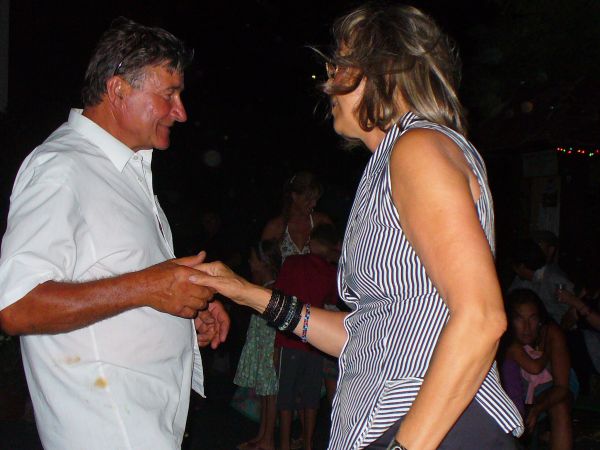 A polgármester táncra kéri feleségét