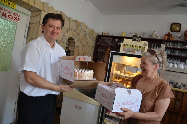 Szita László, a Muskátli Vendéglő tulajdonosa átadja az általuk felajánlott gyereknapi tortát a falu alpolgármesterének